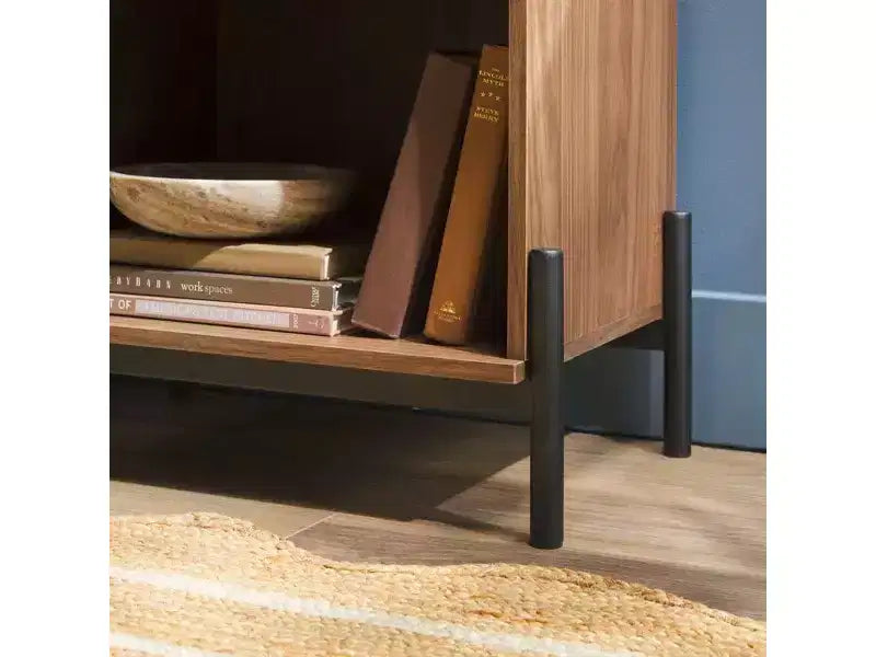 Table de chevet moderne avec tiroir cannelé, niche ouverte et pieds en métal
