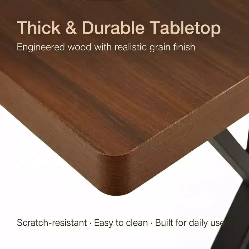 Table à manger industrielle avec plateau effet bois et piètement métallique en forme de X
