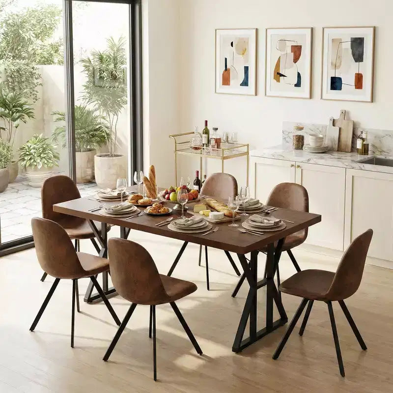 Table à manger industrielle avec plateau effet bois et piètement métallique en forme de X
