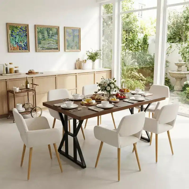 Table à manger industrielle avec plateau effet bois et piètement métallique en forme de X