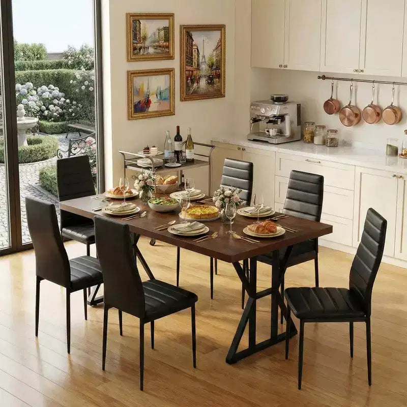 Table à manger industrielle avec plateau effet bois et piètement métallique en forme de X