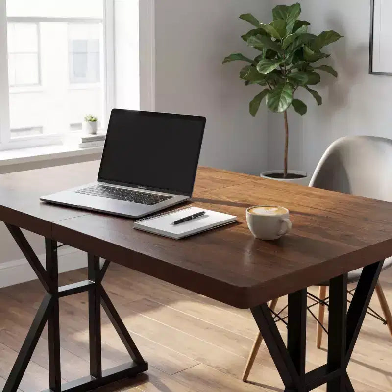 Table à manger industrielle avec plateau effet bois et piètement métallique en forme de X