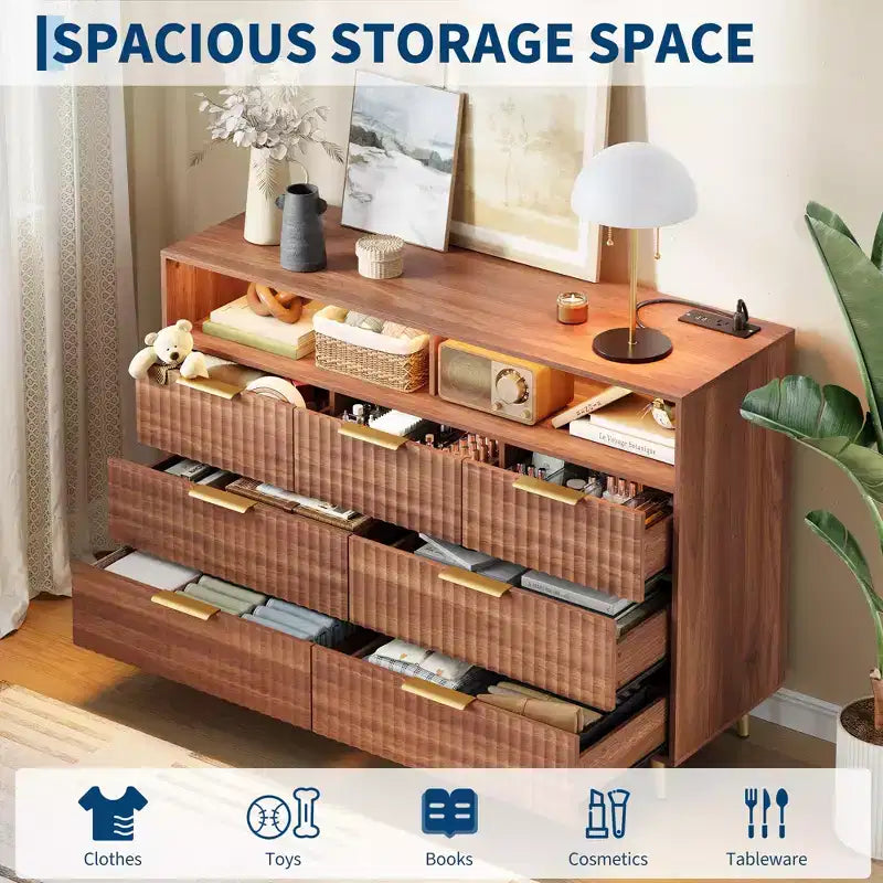 Commode moderne cannelée à 7 tiroirs de 137 cm avec lumières et station de charge, grand chiffonnier avec étagère ouverte et poignées dorées pour chambre à coucher/couloir