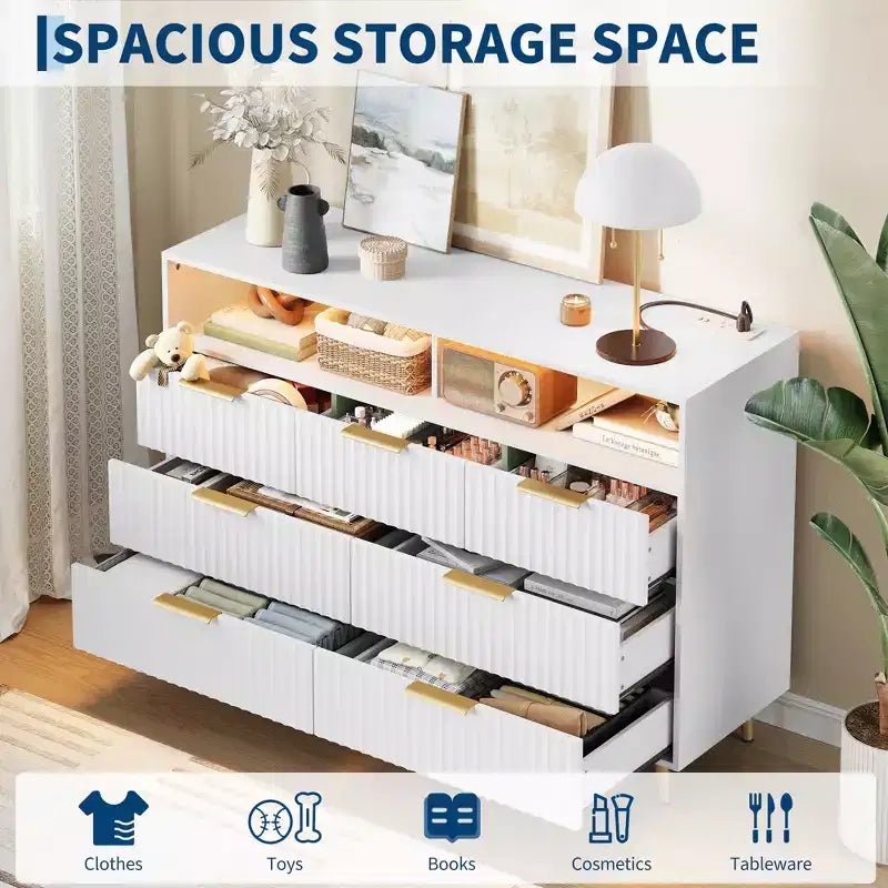 Commode moderne cannelée à 7 tiroirs de 137 cm avec lumières et station de charge, grand chiffonnier avec étagère ouverte et poignées dorées pour chambre à coucher/couloir