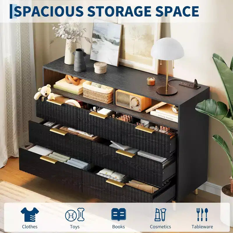 Commode moderne cannelée à 7 tiroirs de 137 cm avec lumières et station de charge, grand chiffonnier avec étagère ouverte et poignées dorées pour chambre à coucher/couloir