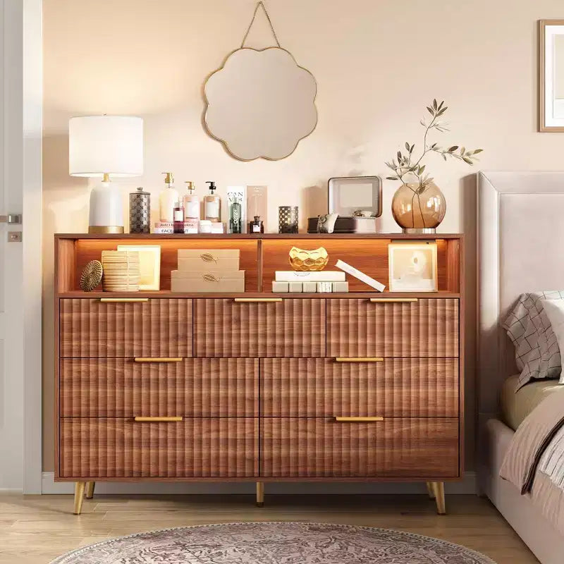 Commode moderne cannelée à 7 tiroirs de 137 cm avec lumières et station de charge, grand chiffonnier avec étagère ouverte et poignées dorées pour chambre à coucher/couloir